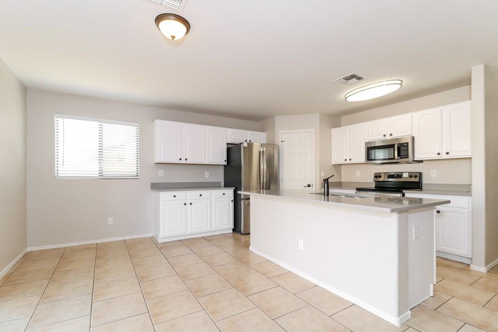 8216 W Globe Ave - Photo 6 of 17