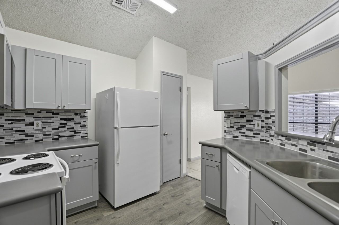 6315 Forest Vlg #1 - Photo 7 of 28