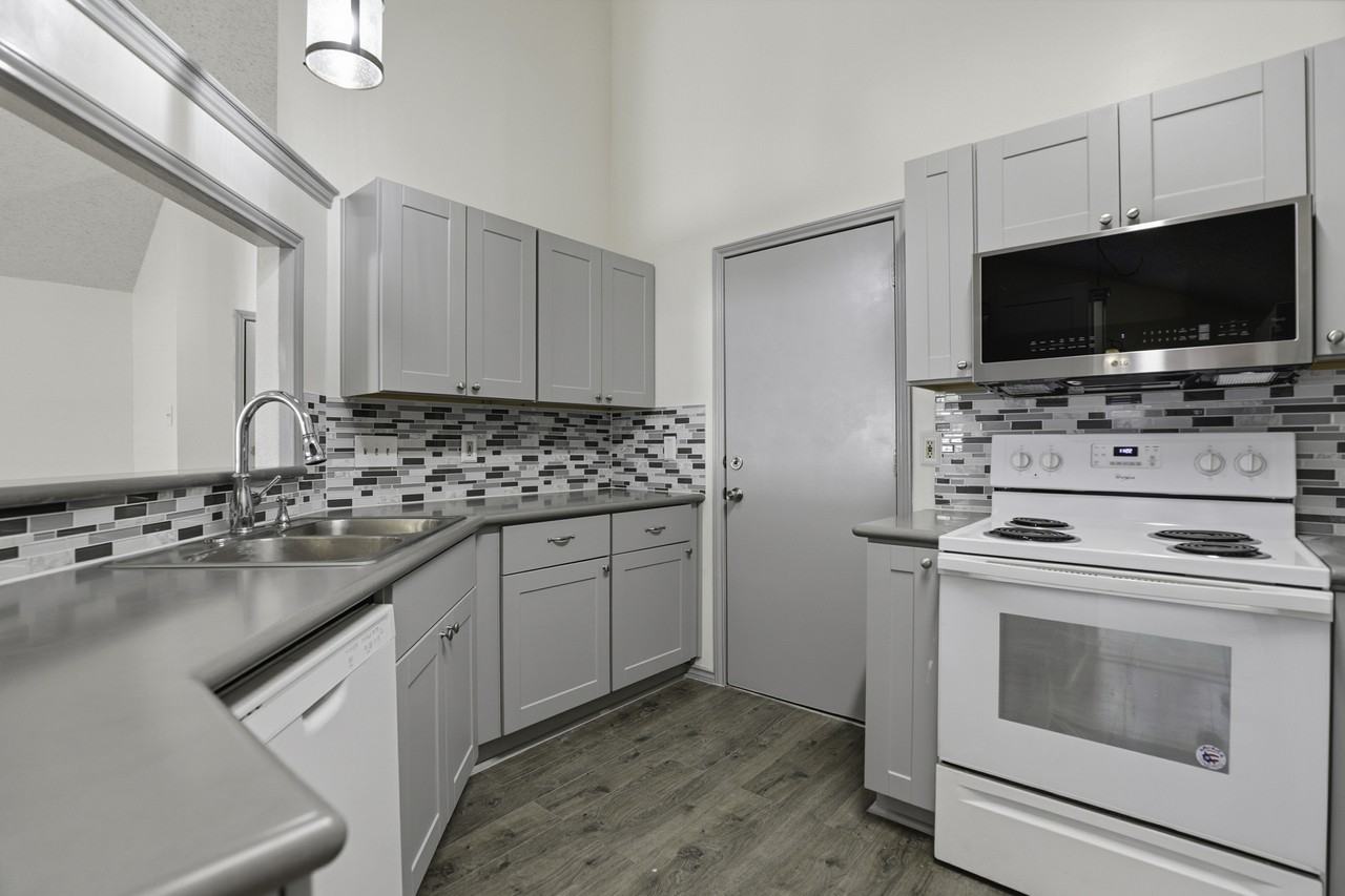 6315 Forest Vlg #1 - Photo 6 of 28