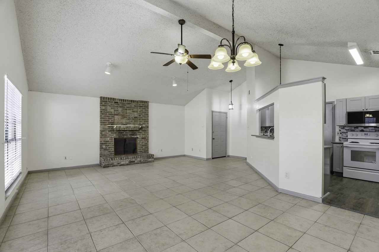 6315 Forest Vlg #1 - Photo 3 of 28