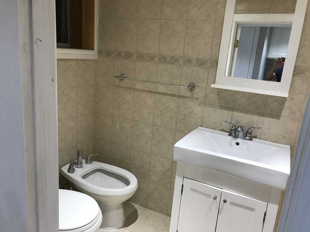 1082 College St - Photo 3 of 9