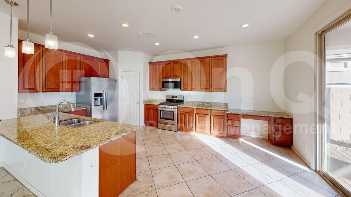 3051 E Balsam Dr - Photo 4 of 44