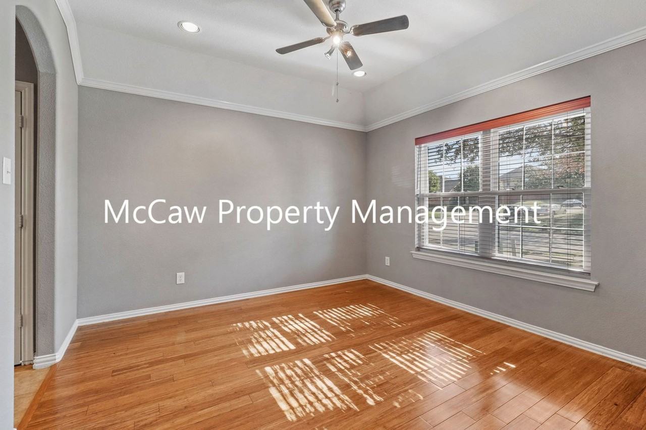 604 Creekside Drive - Photo 4 of 20