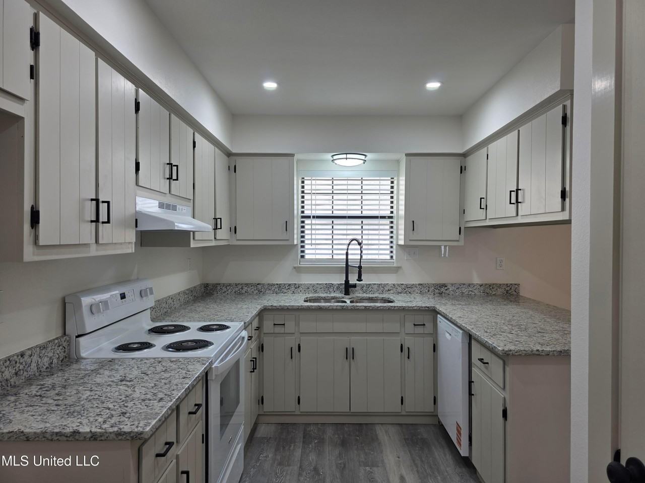 2208 S Mcgeehee Ln - Photo 2 of 19