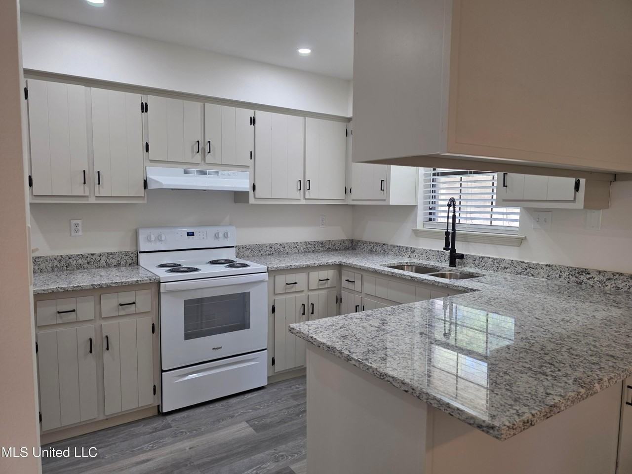 2208 S Mcgeehee Ln - Photo 3 of 19