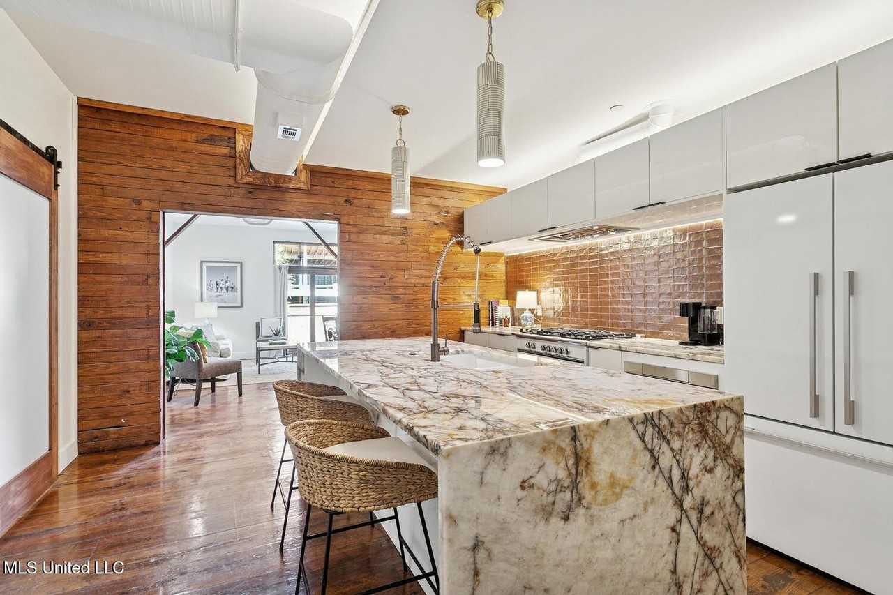 301 S Toulme St - Photo 3 of 26