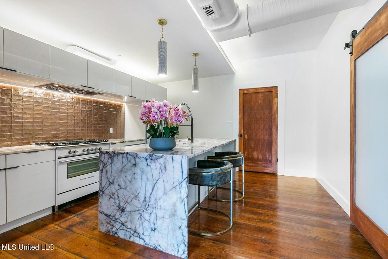 301 S Toulme St - Photo 5 of 26