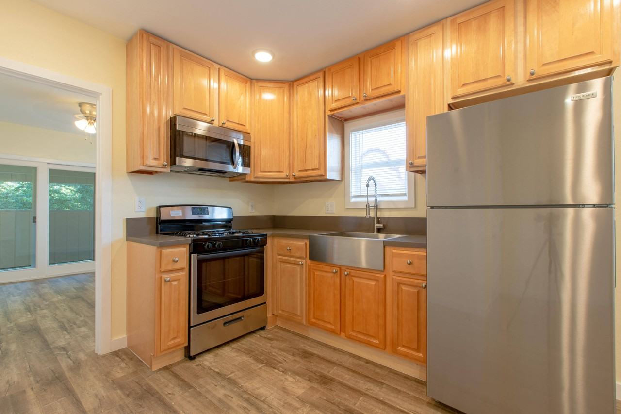 121 S Gless St - Photo 2 of 6