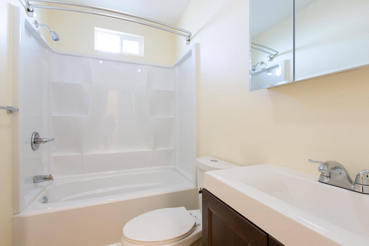 121 S Gless St - Photo 5 of 6