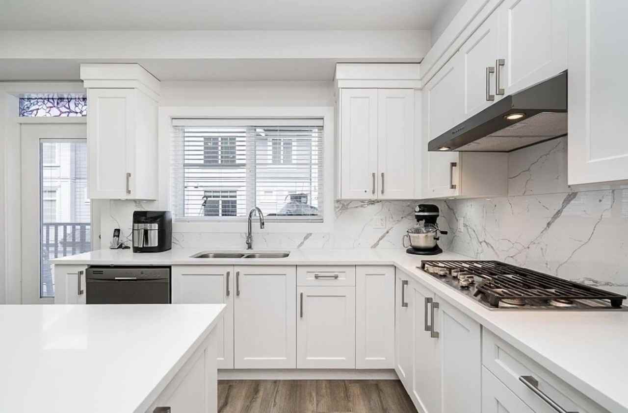 19239 70 Avenue - Photo 3 of 28