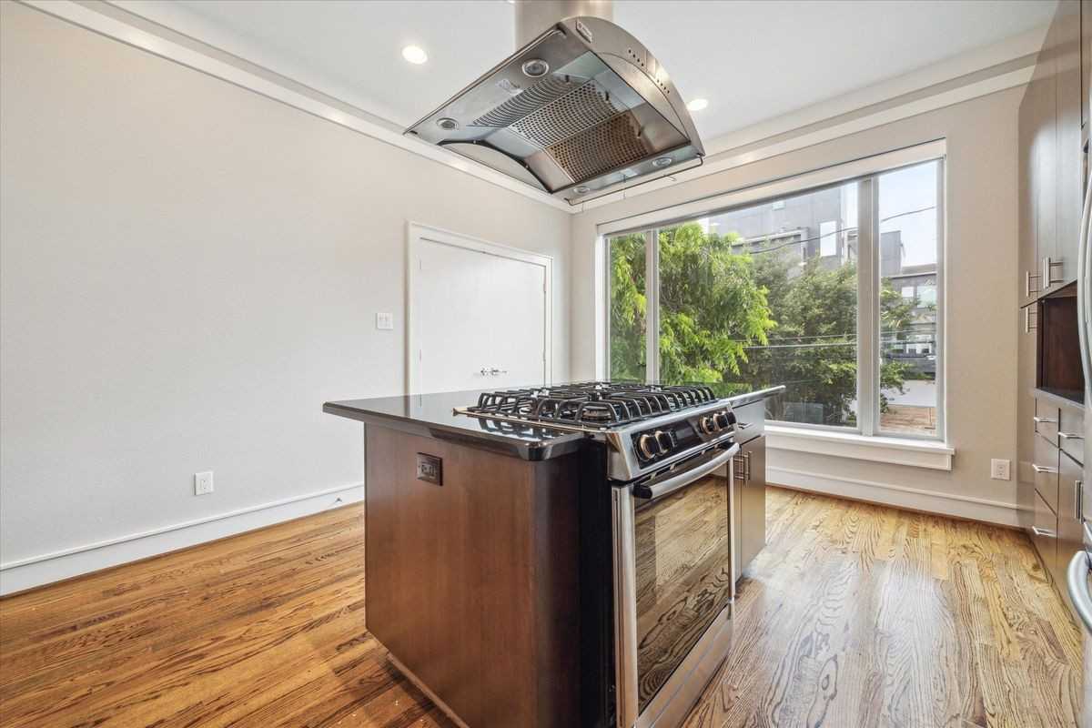 6126 Clyde Street - Photo 4 of 20