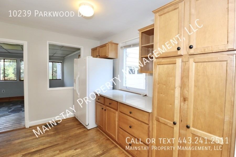 10239 Parkwood Drive - Photo 6 of 47