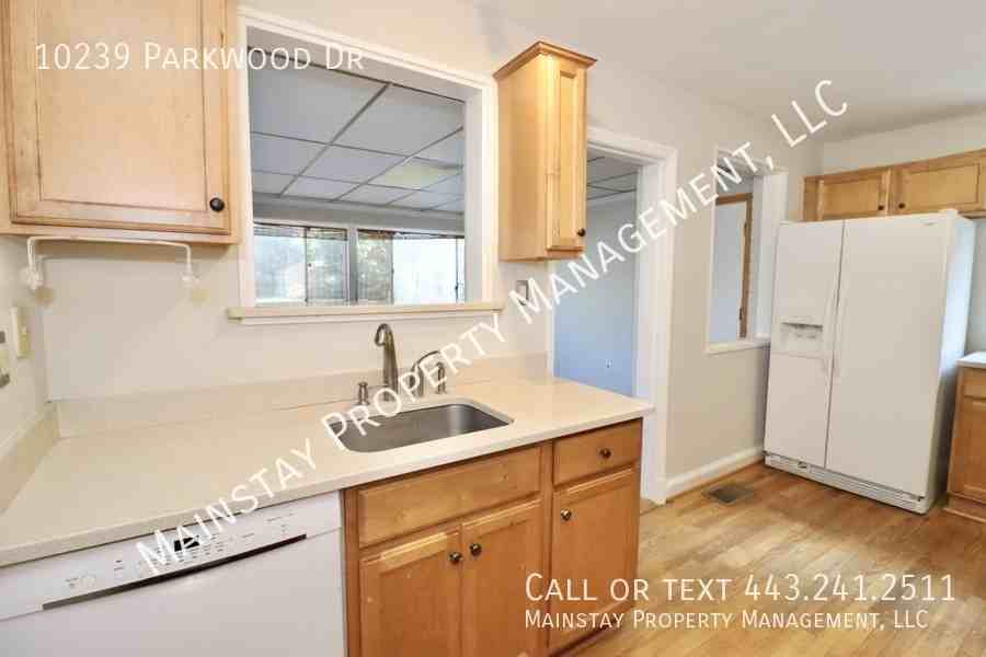 10239 Parkwood Drive - Photo 7 of 47