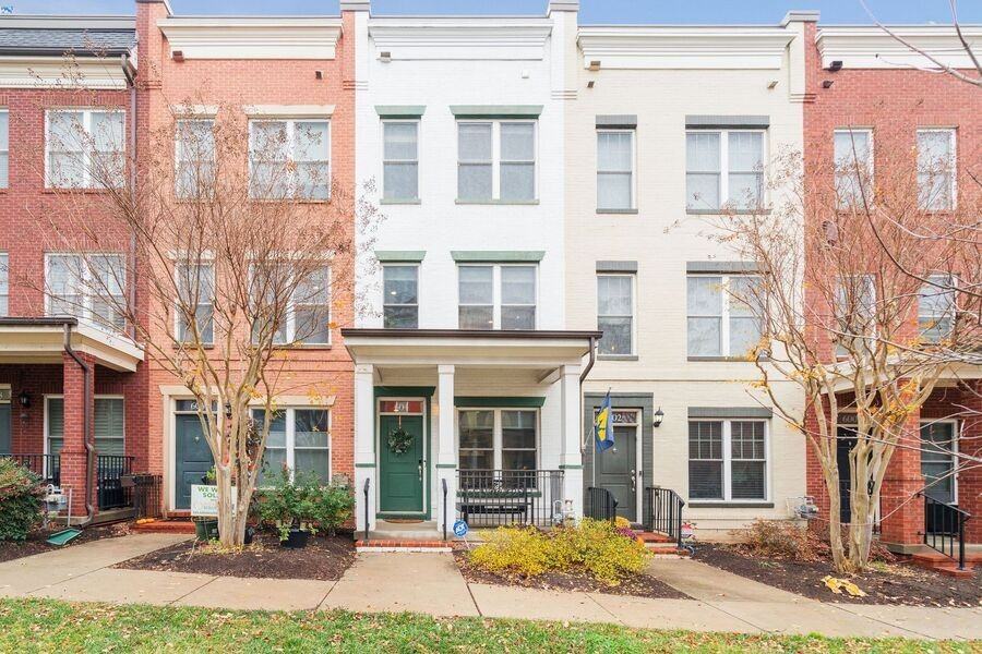 604 Regent Place Northeast - Photo 2 of 43