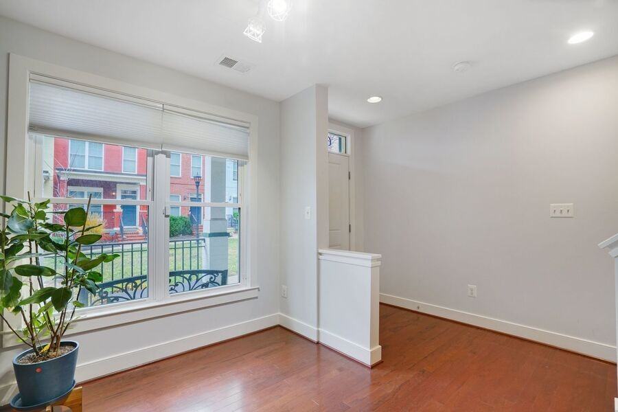 604 Regent Place Northeast - Photo 5 of 43