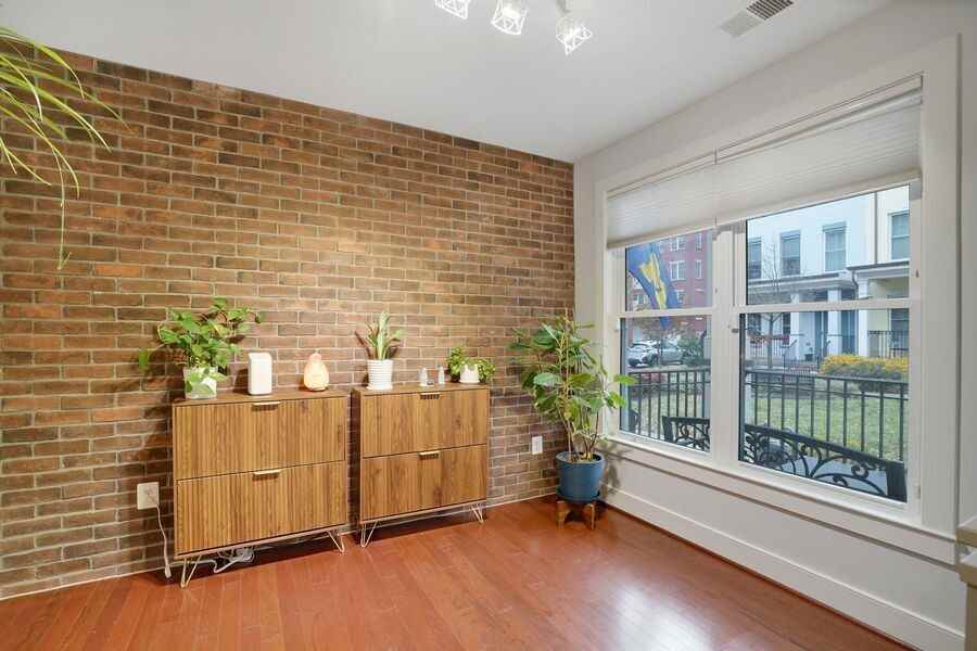 604 Regent Place Northeast - Photo 6 of 43