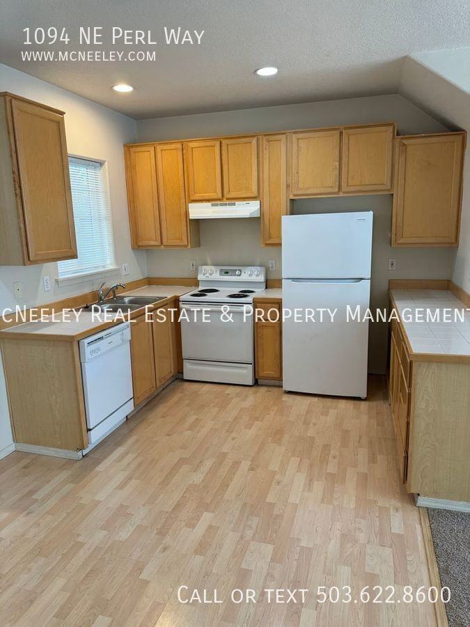 1094 Ne Perl Way - Photo 2 of 14