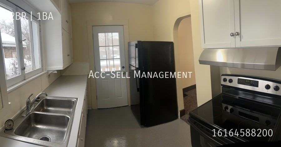 836 Coit Avenue Northeast - Photo 2 of 7