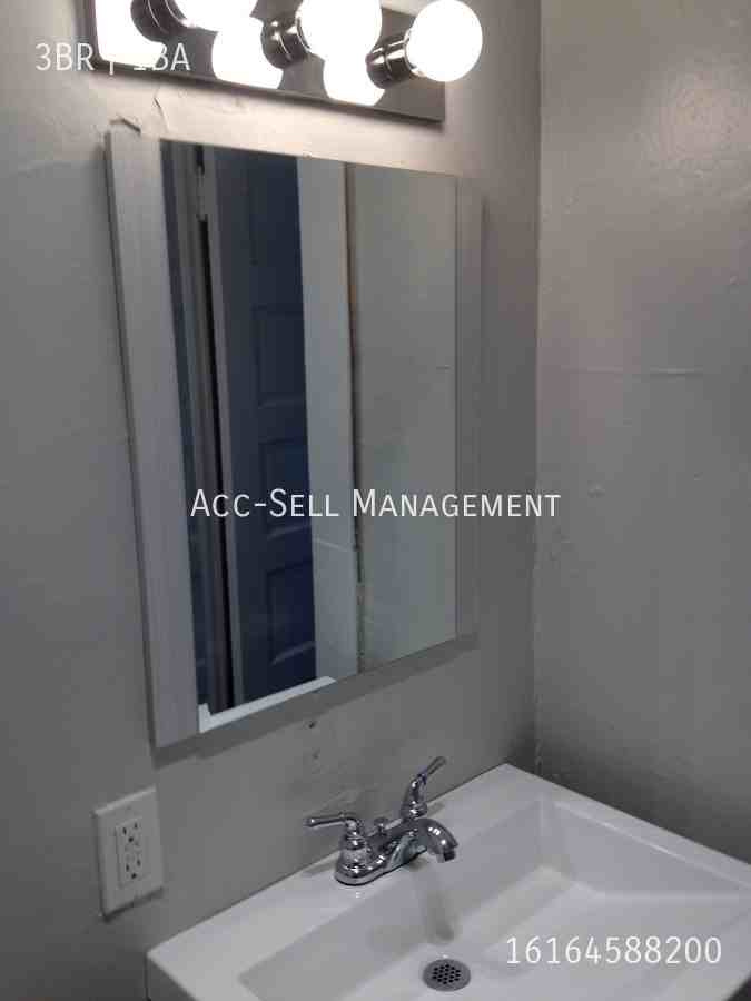 956 Adams Street Southeast - Photo 5 of 11