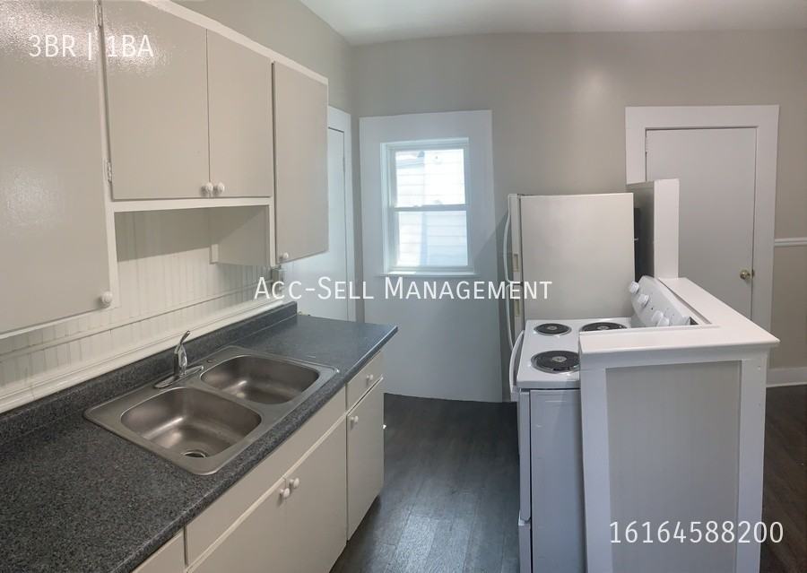 944 Davis Avenue Northwest #2 - Photo 2 of 8