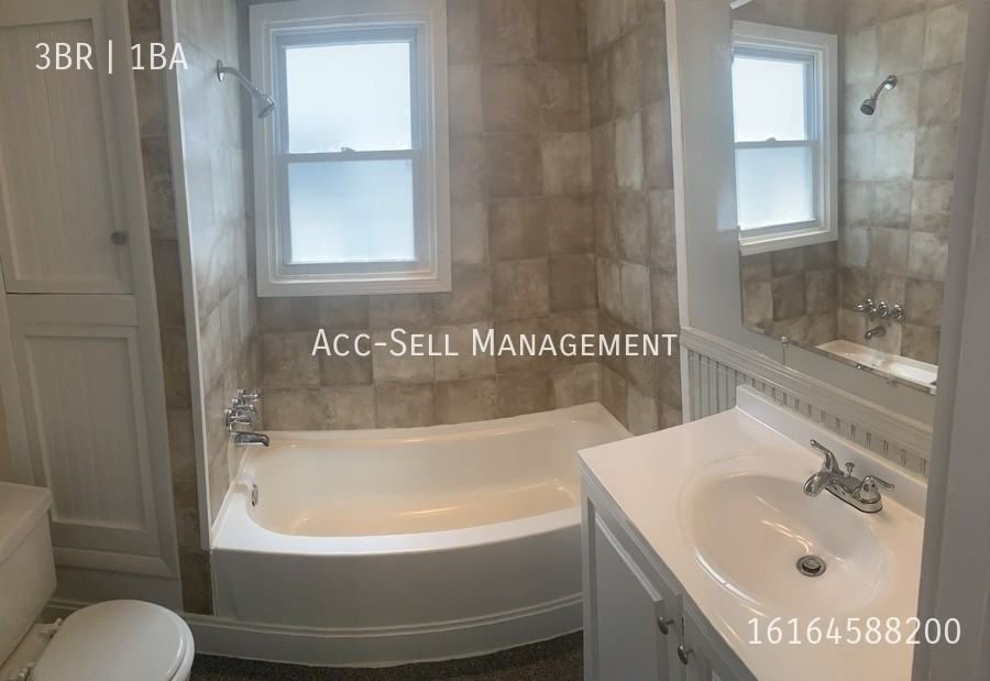 944 Davis Avenue Northwest #2 - Photo 3 of 8