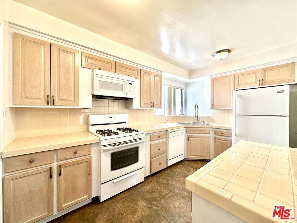 612 Illinois Court #612-2 - Photo 6 of 7