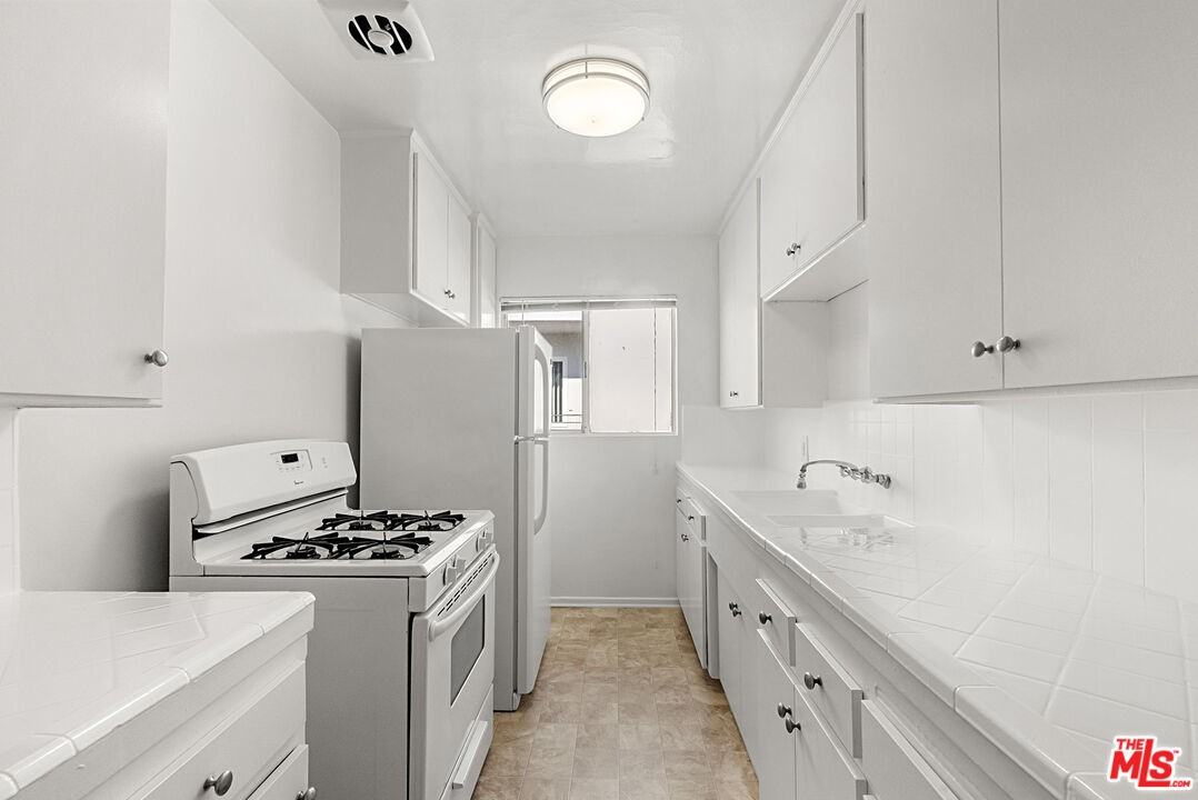 923 North San Vicente Boulevard #923-6 - Photo 2 of 18