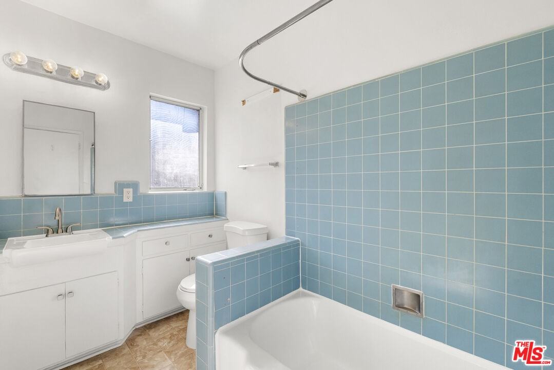 923 North San Vicente Boulevard #923-6 - Photo 4 of 18