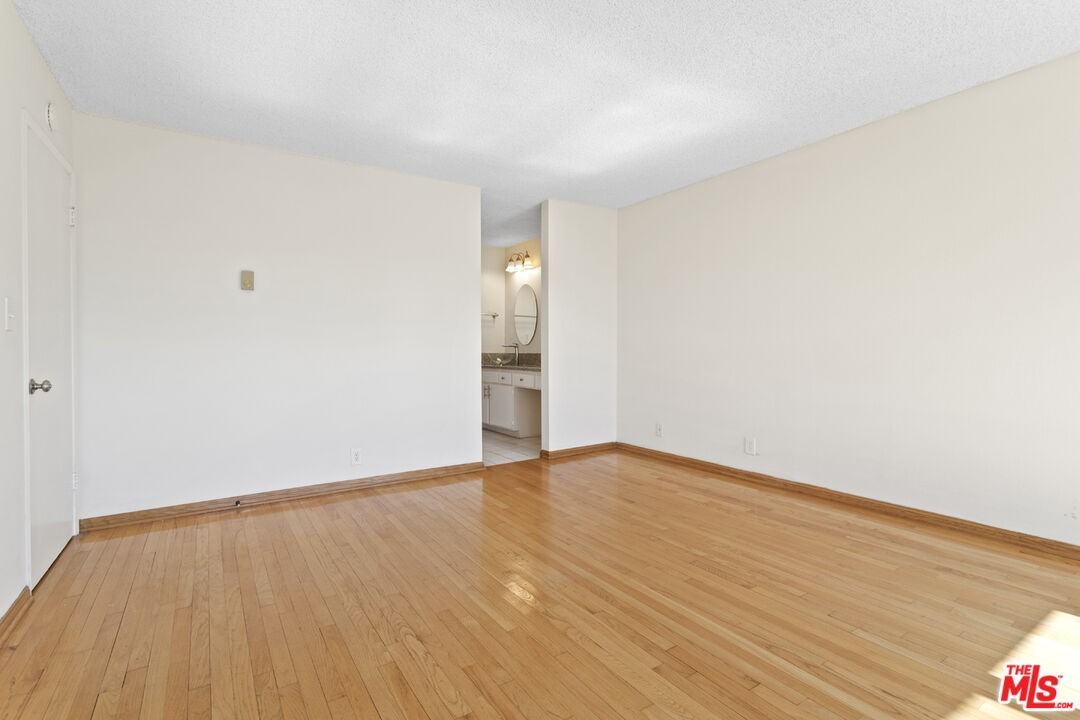 11916 Goshen Avenue #11916-5 - Photo 4 of 17