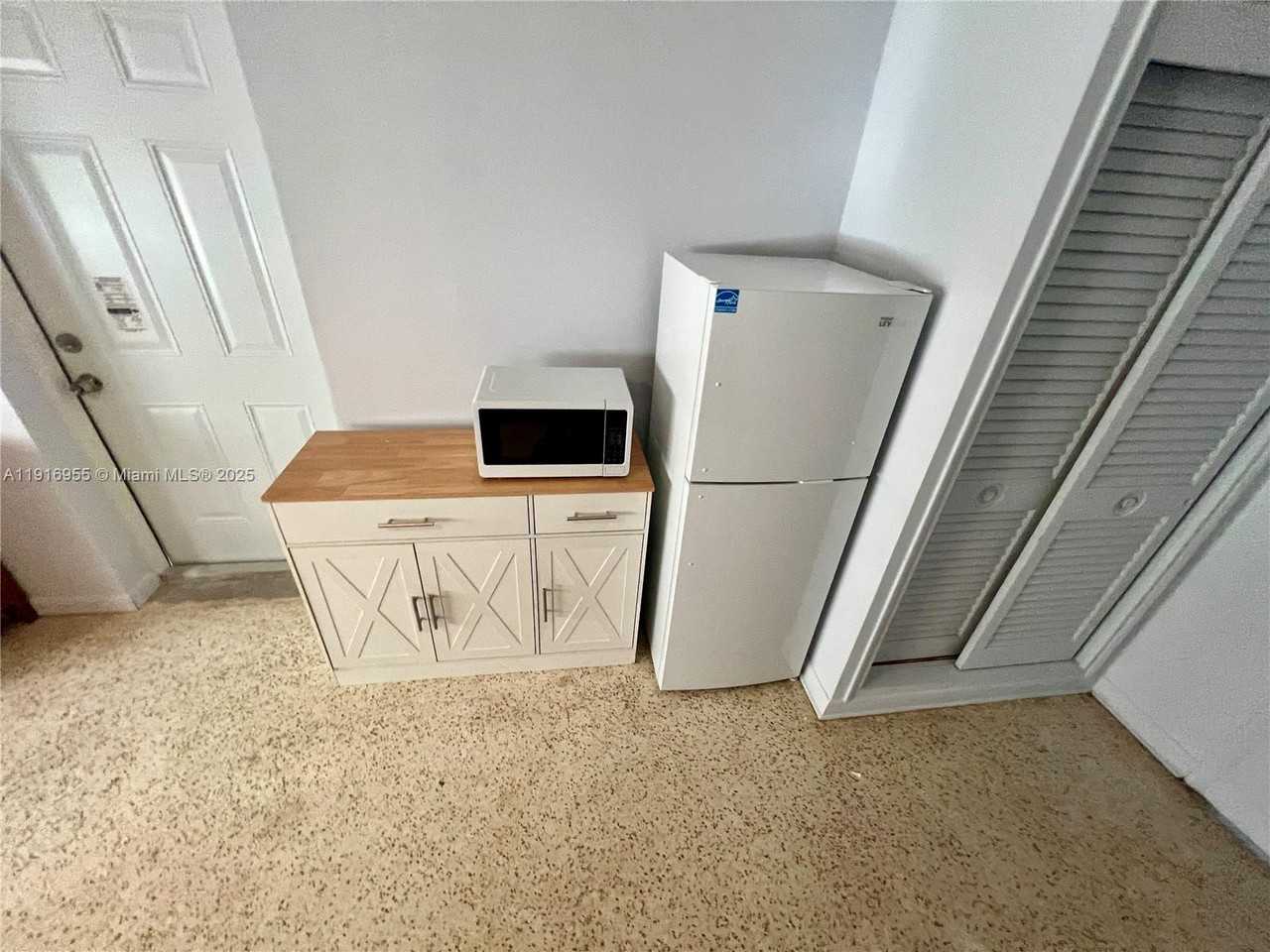 15831 Southwest 100th Court #15831B - Photo 6 of 6