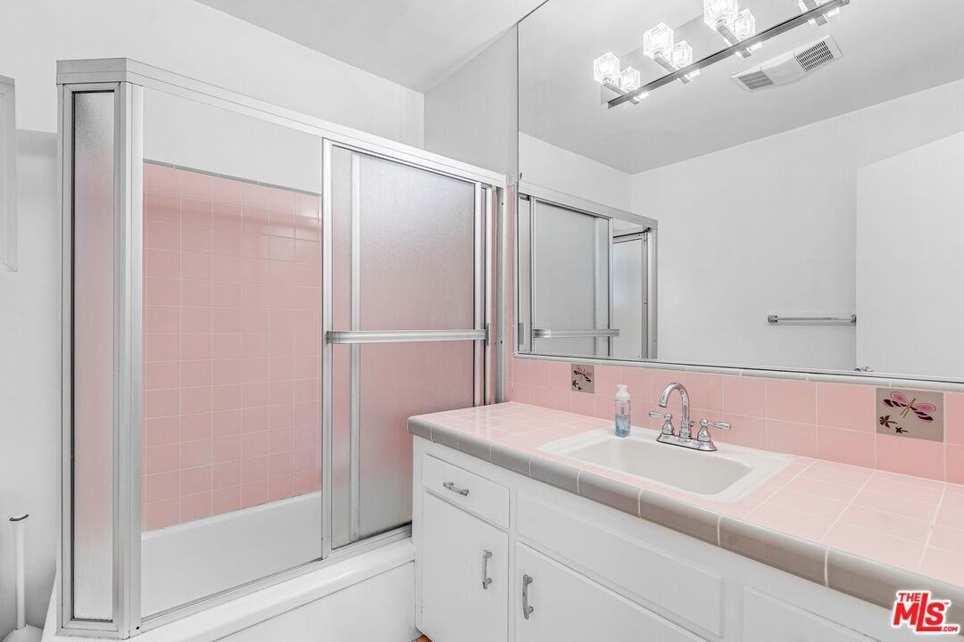 122 North Croft Avenue #122-1 - Photo 2 of 17