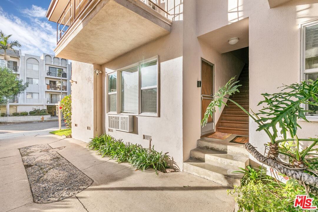 122 North Croft Avenue #122-1 - Photo 5 of 17