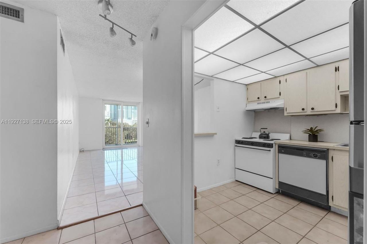 16851 Ne 23rd Ave #16851A516 - Photo 3 of 25