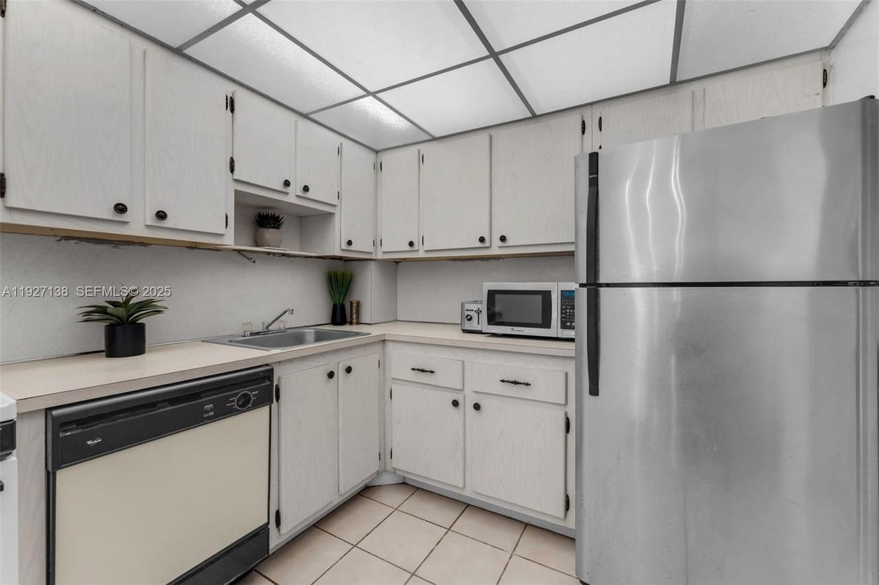 16851 Ne 23rd Ave #16851A516 - Photo 7 of 25