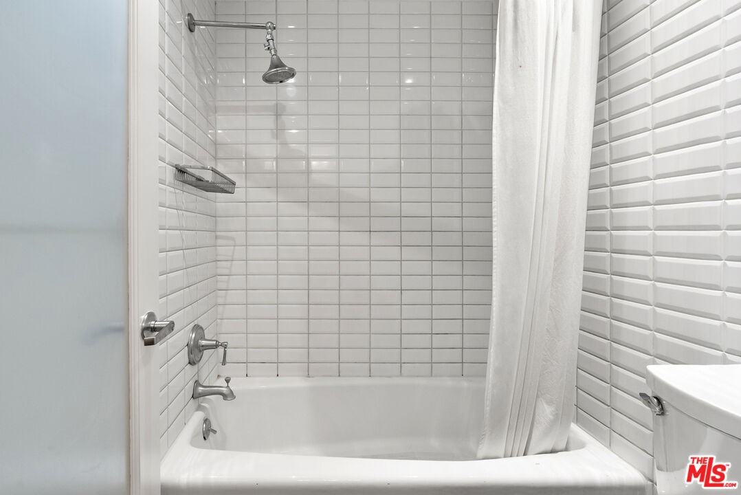 740 North Kings Road #740-212 - Photo 3 of 34