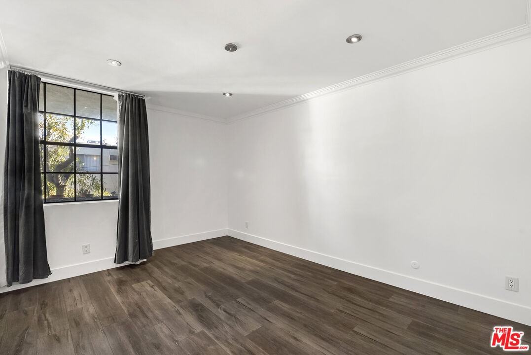 740 North Kings Road #740-212 - Photo 4 of 34