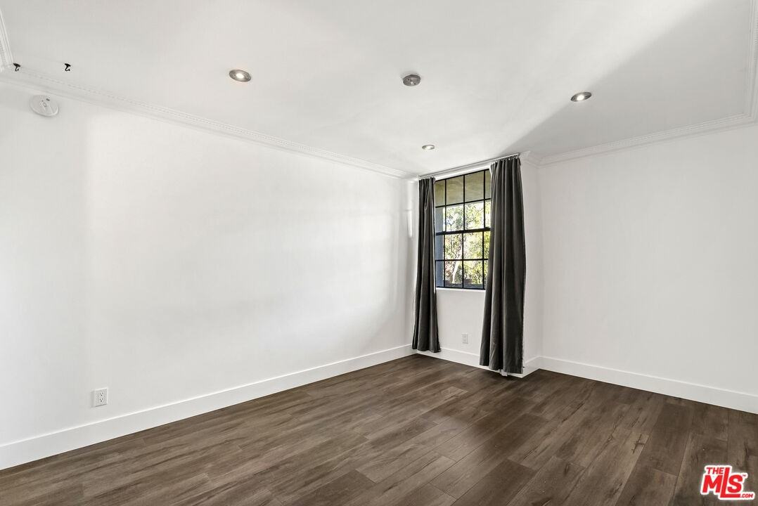 740 North Kings Road #740-212 - Photo 5 of 34