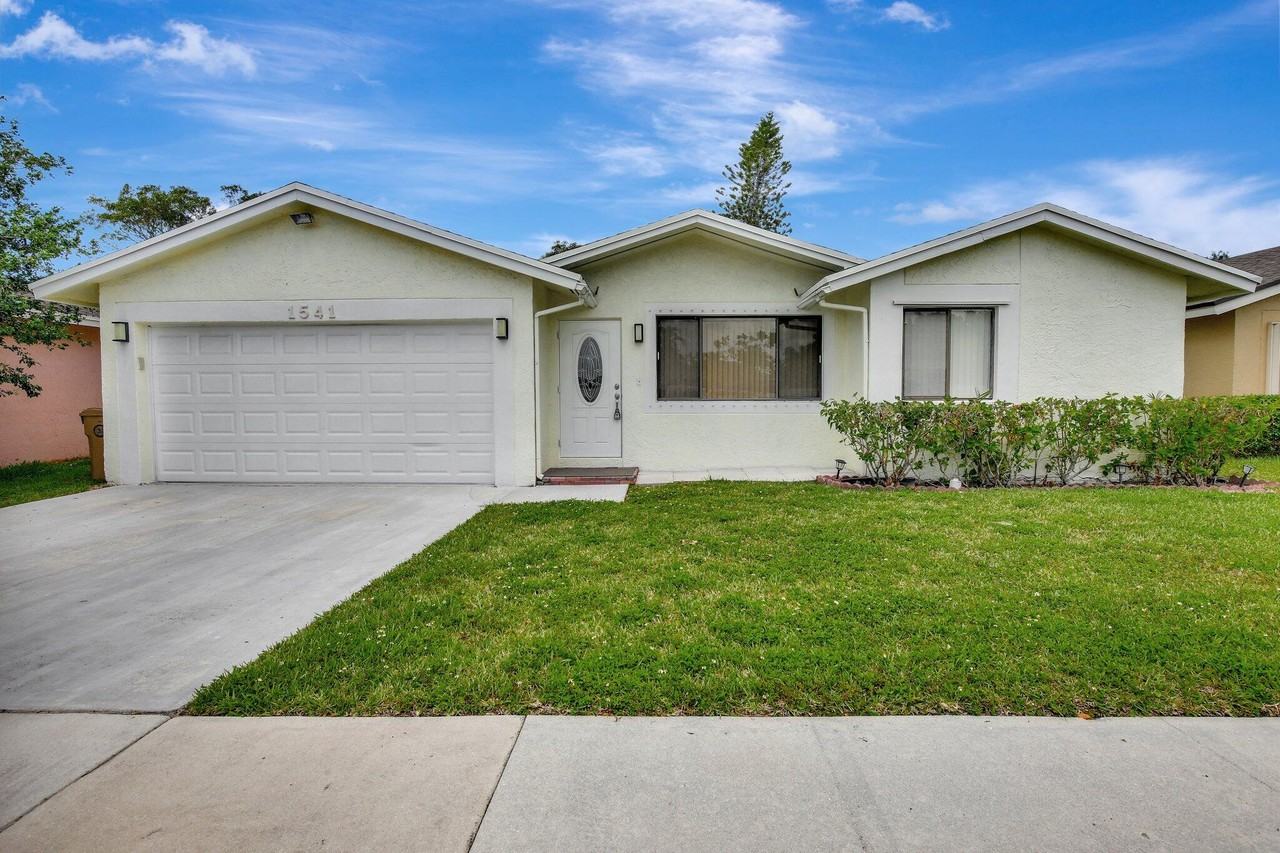 1541 Southwest 102nd Terrace #1541 - Photo 2 of 50