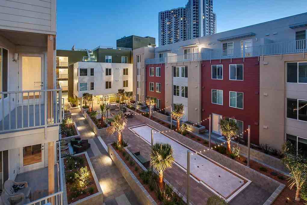 Emme - Photo 2 of 50