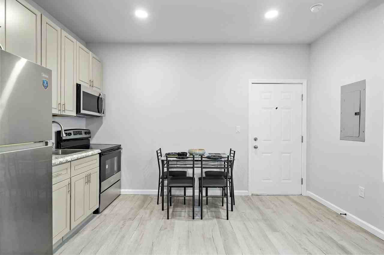 801 Avenue K, Unit D - Photo 2 of 15