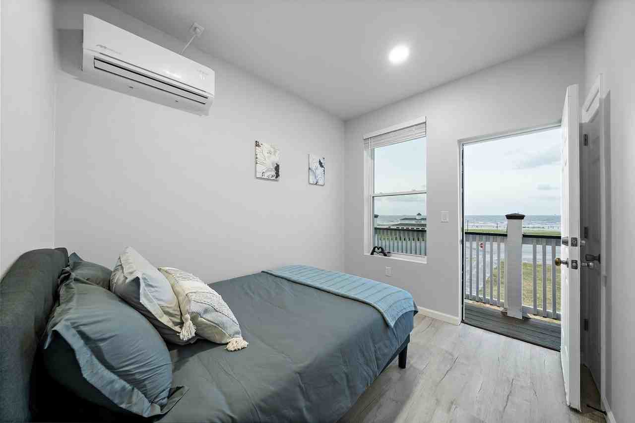 801 Avenue K, Unit D - Photo 3 of 15