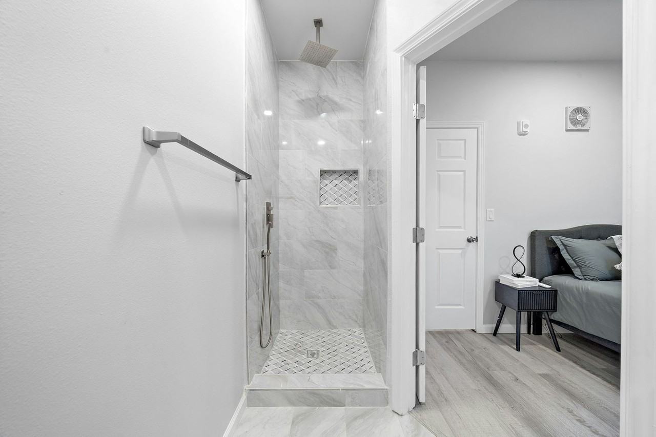 801 Avenue K, Unit D - Photo 5 of 15