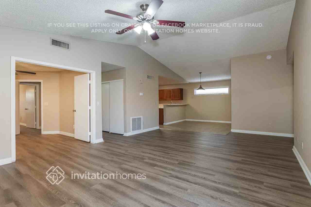 11564 W Sage Dr - Photo 3 of 17