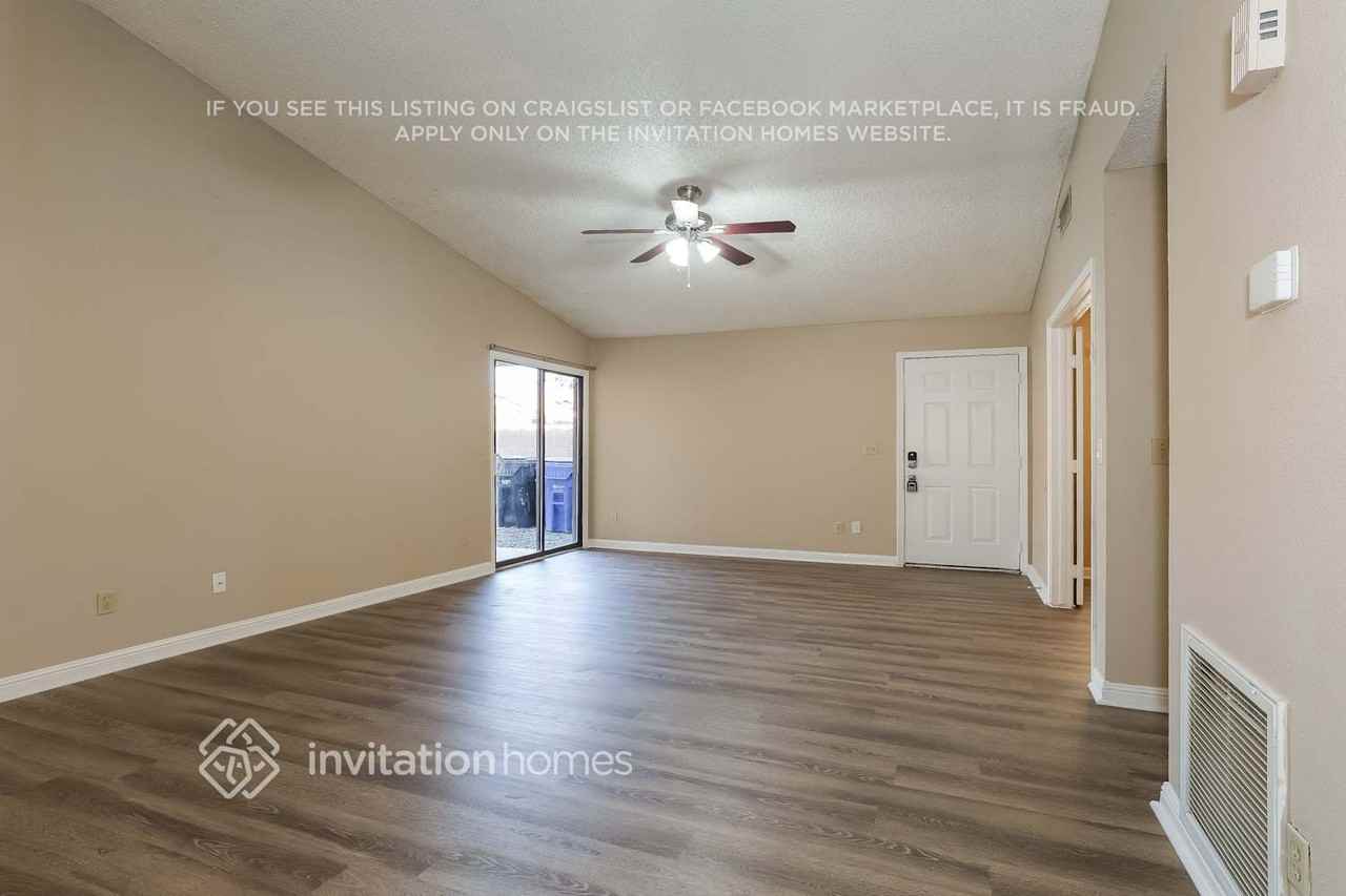 11564 W Sage Dr - Photo 4 of 17