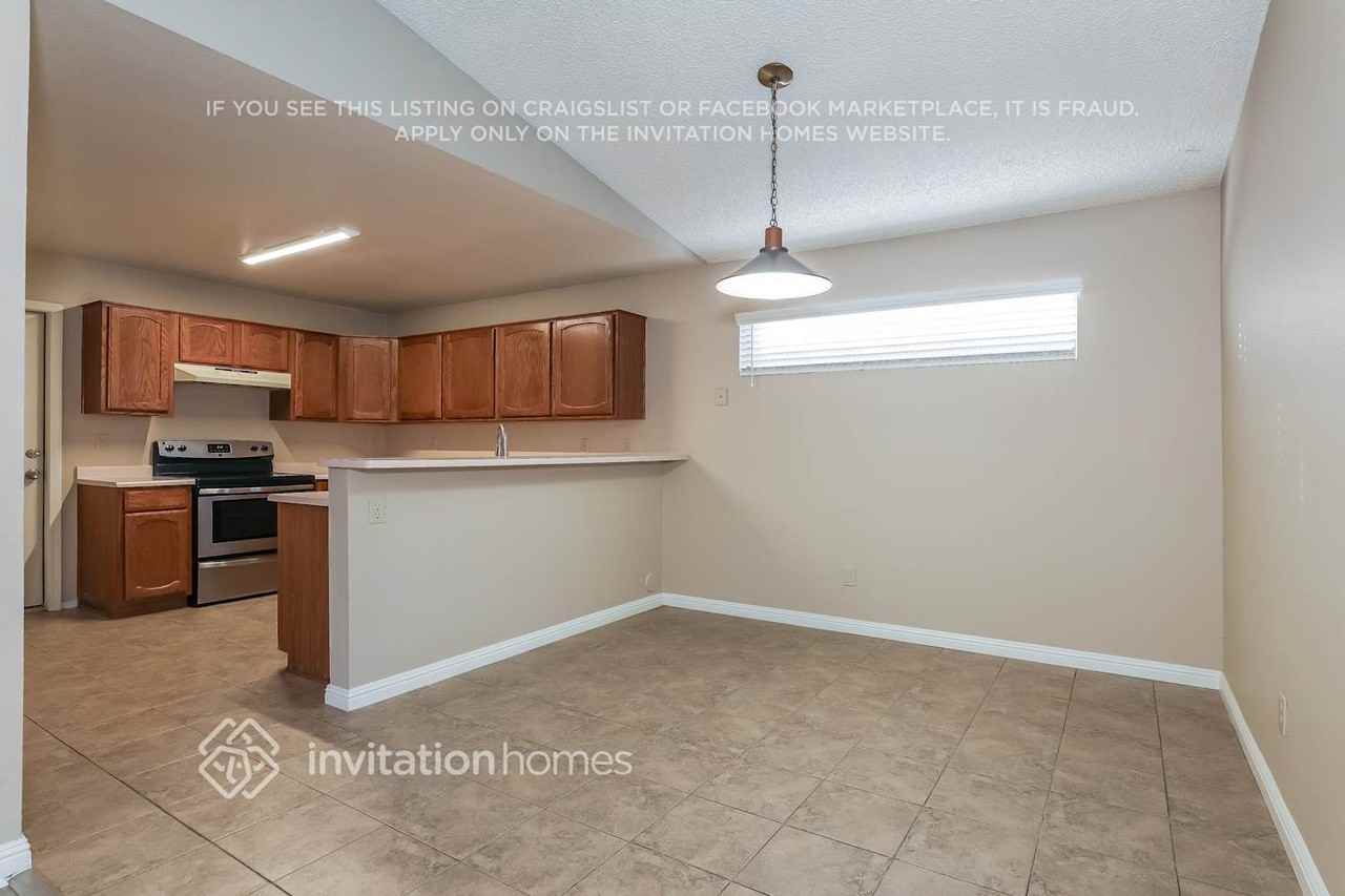 11564 W Sage Dr - Photo 5 of 17