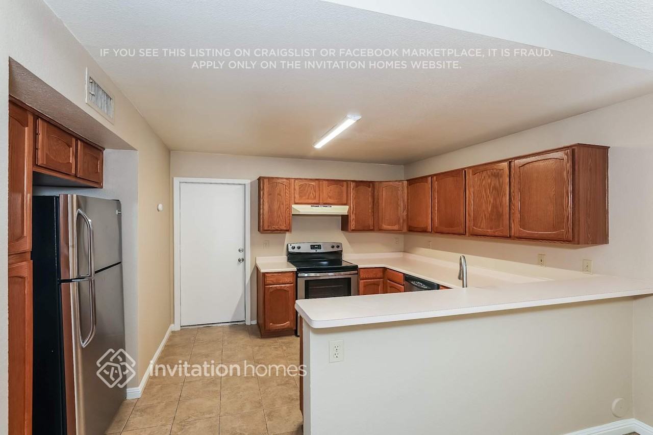 11564 W Sage Dr - Photo 6 of 17