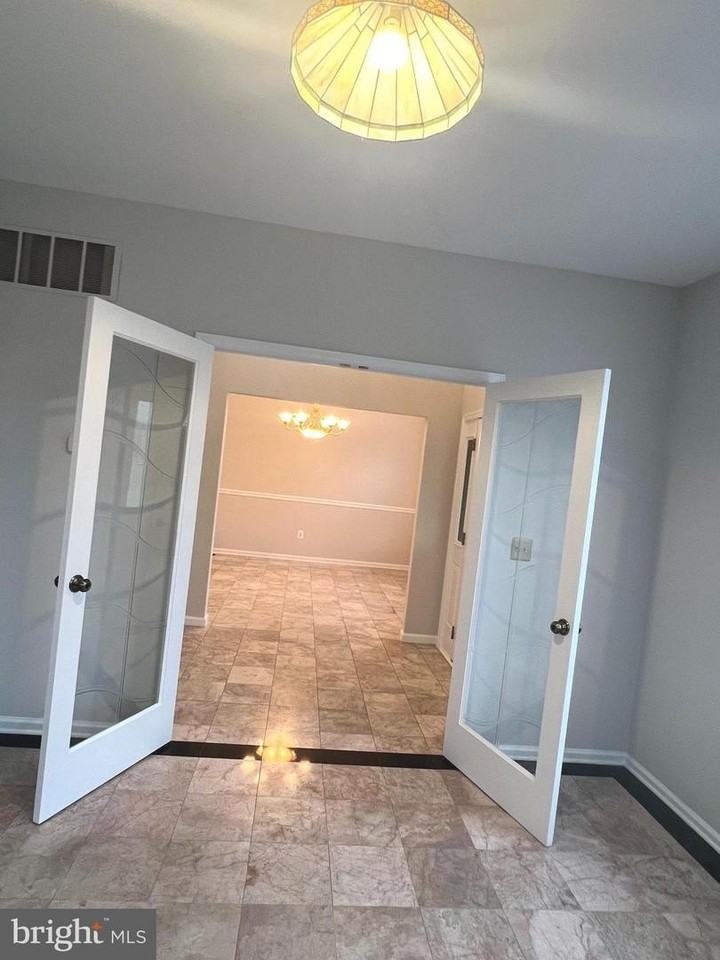 697 Wimbledon Ln - Photo 7 of 24