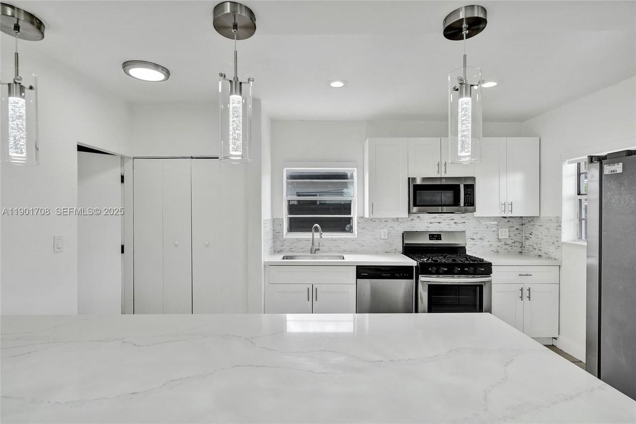 5750 Nw 111th St - Photo 2 of 34