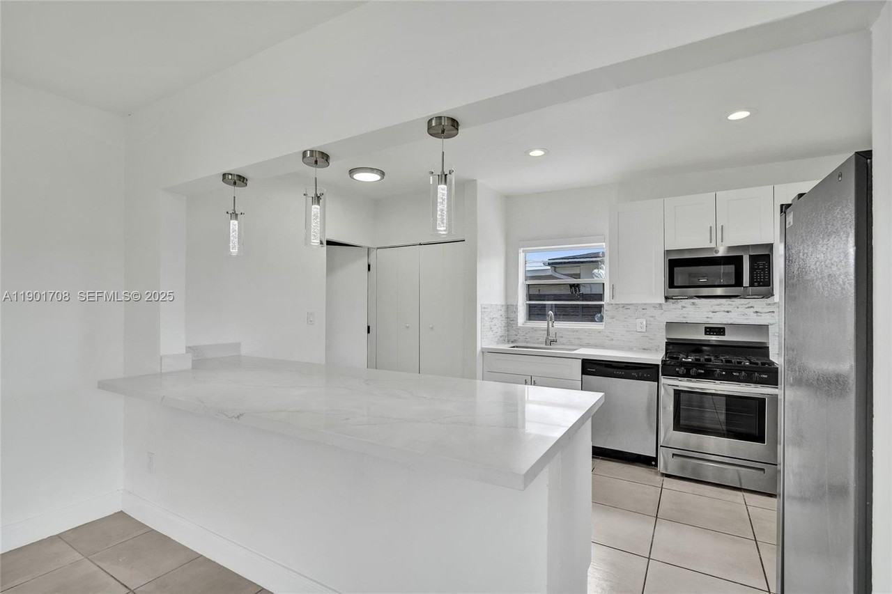 5750 Nw 111th St - Photo 3 of 34