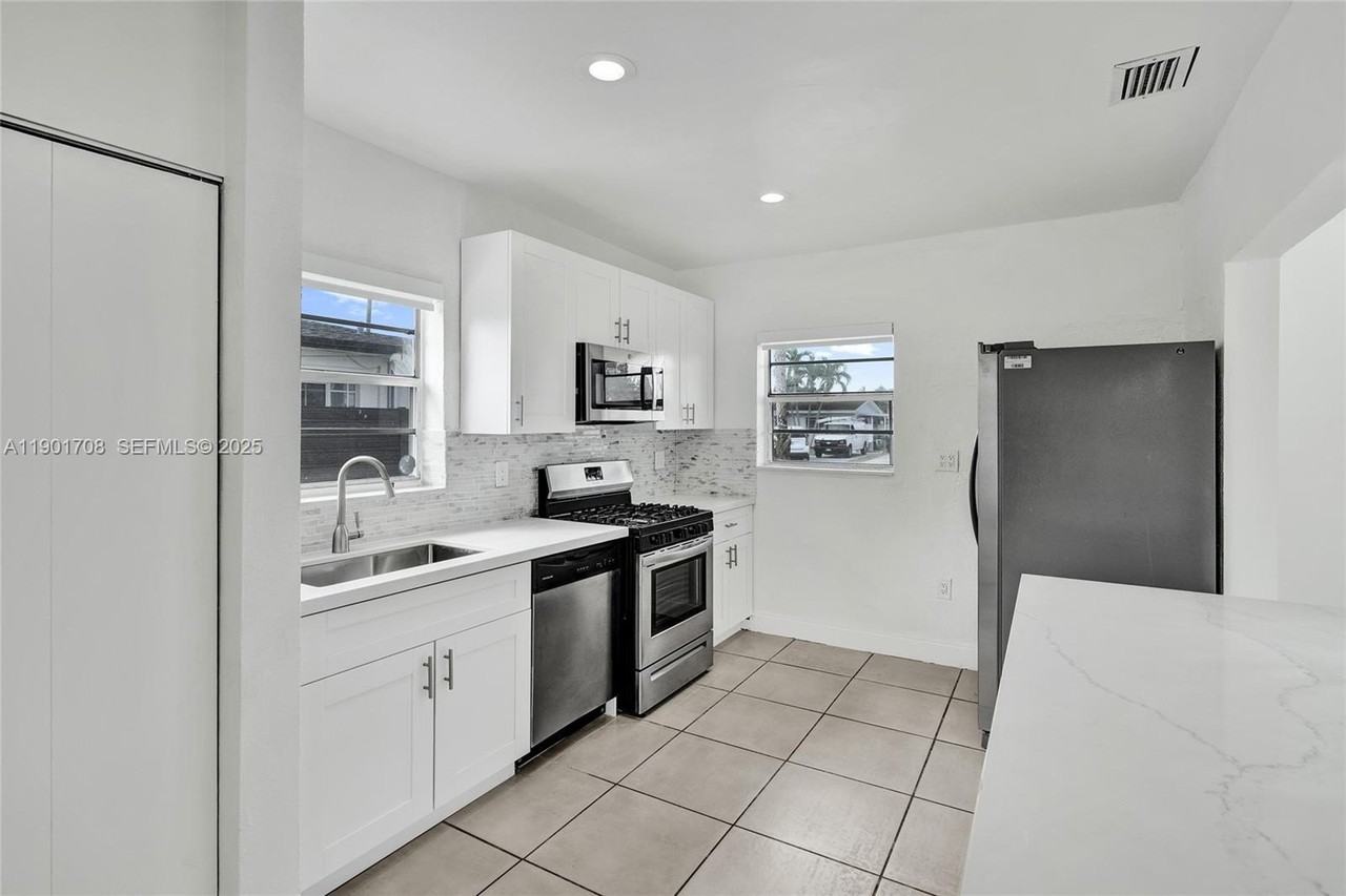 5750 Nw 111th St - Photo 5 of 34